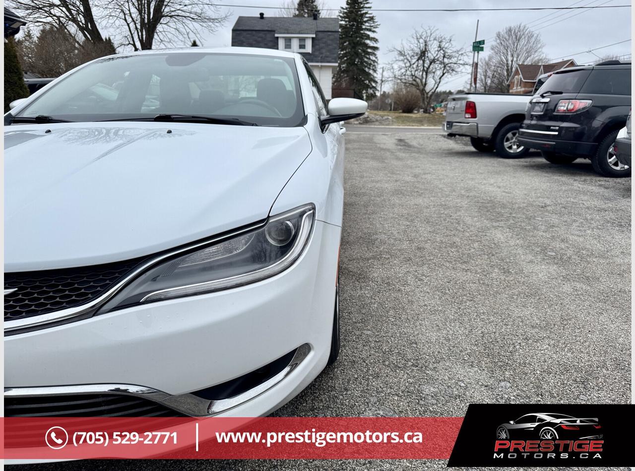 2015 Chrysler 200 Limited Photo