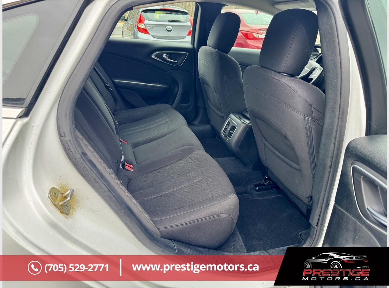 2015 Chrysler 200 Limited Photo