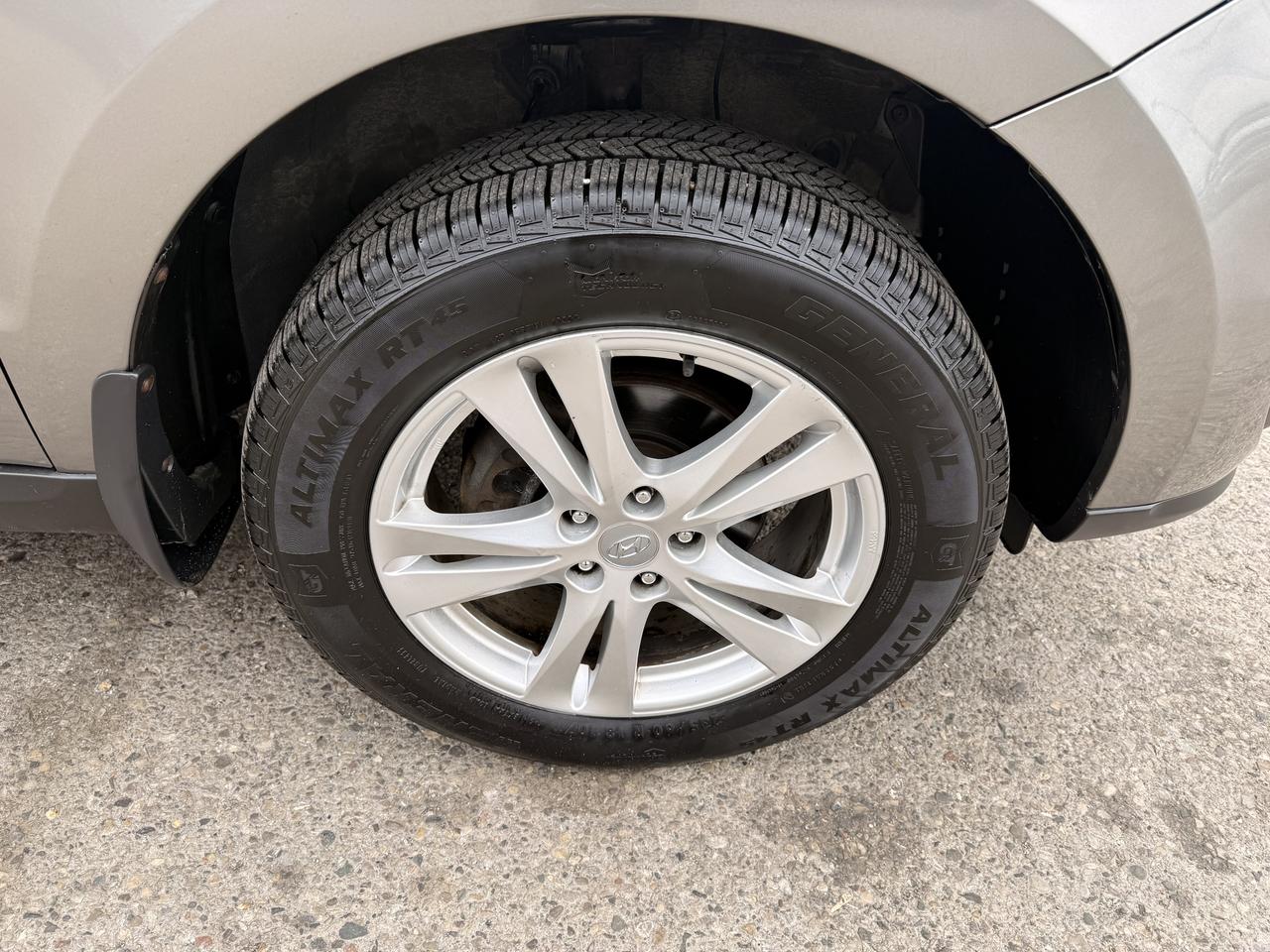 2012 Hyundai Santa Fe GL SPORT Photo
