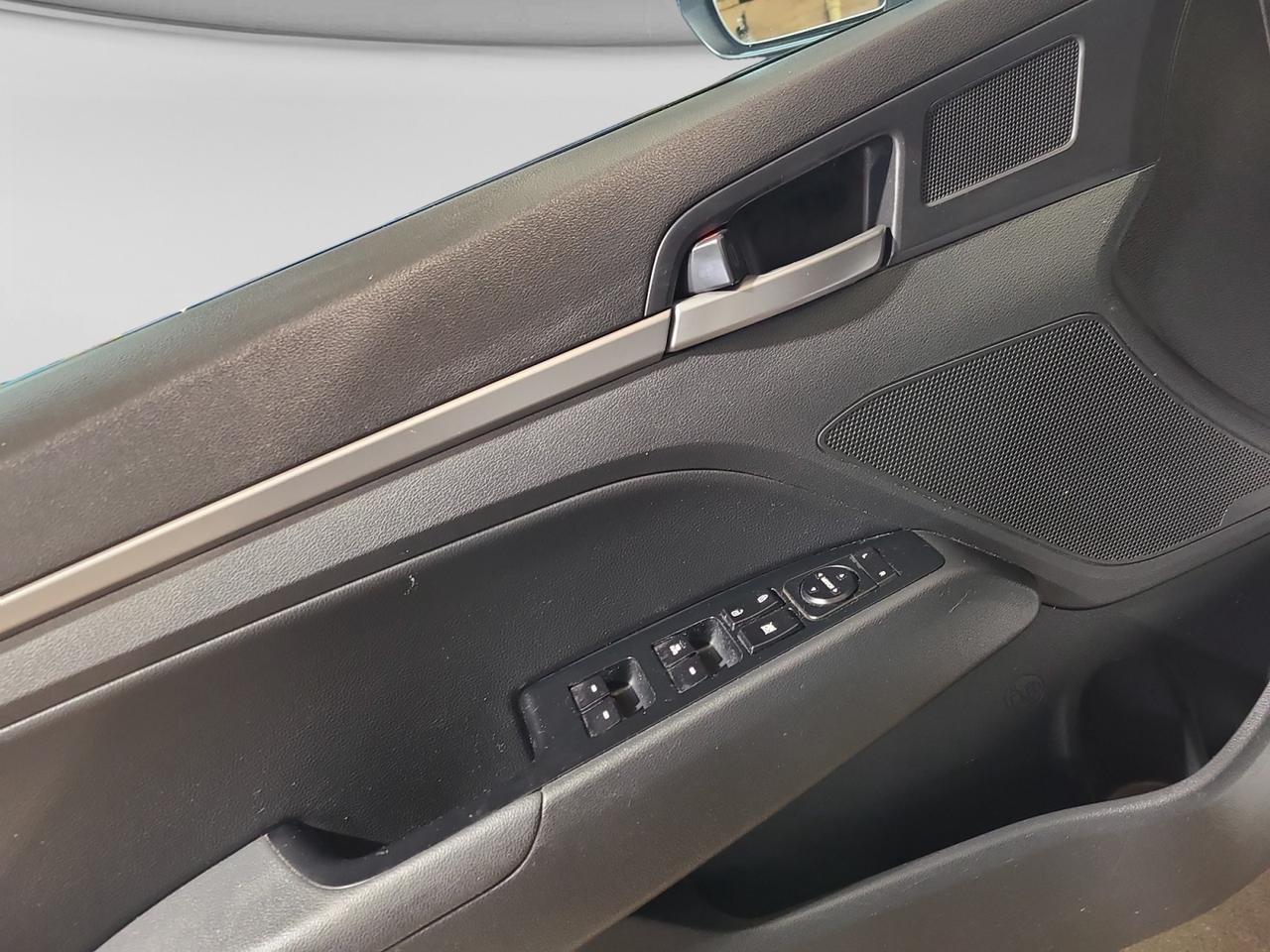 2018 Hyundai Elantra GLS Photo