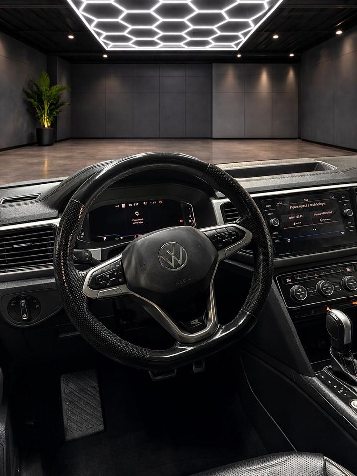 2023 Volkswagen Atlas R V6 4MOTION Photo
