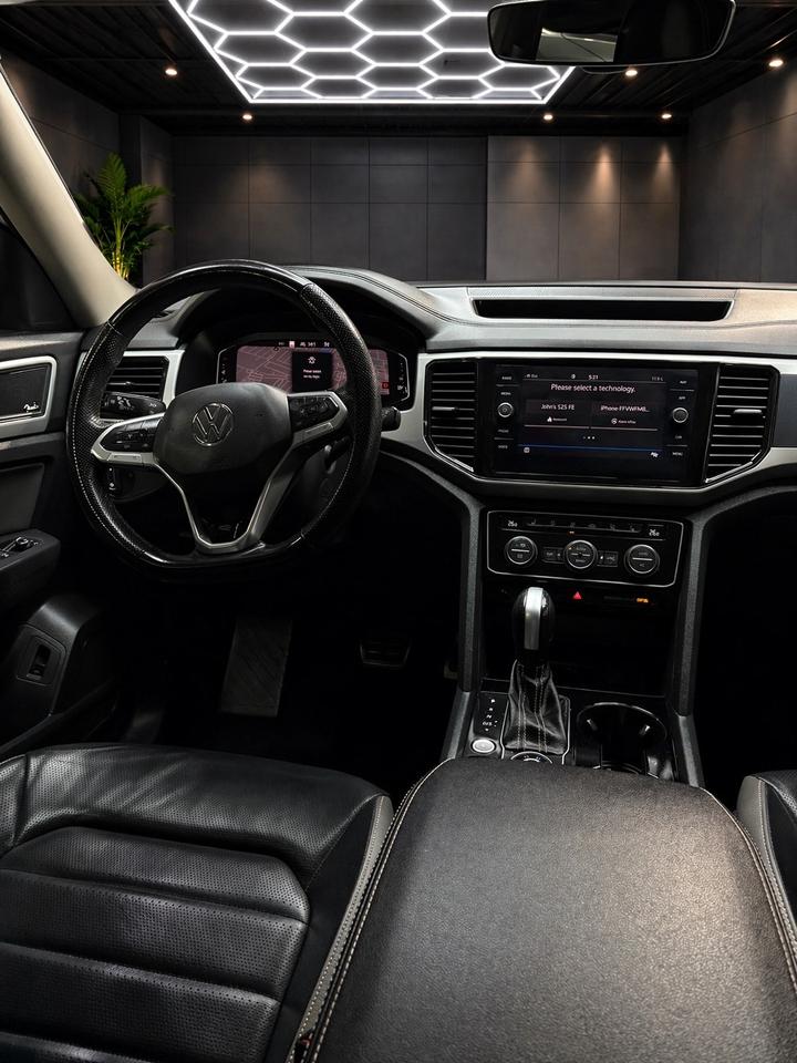 2023 Volkswagen Atlas R V6 4MOTION Photo