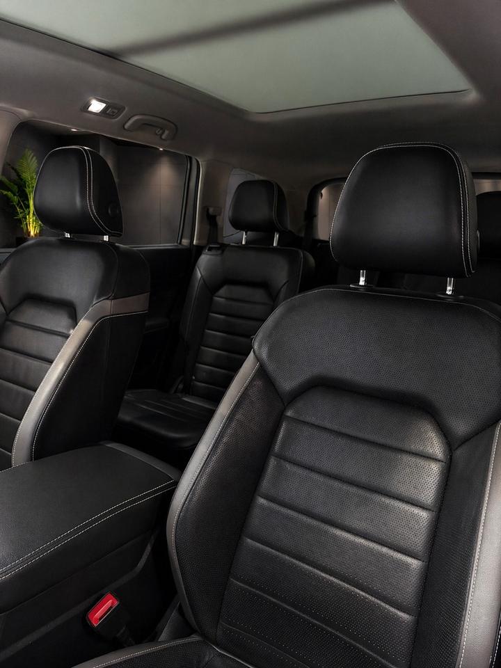 2023 Volkswagen Atlas R V6 4MOTION Photo