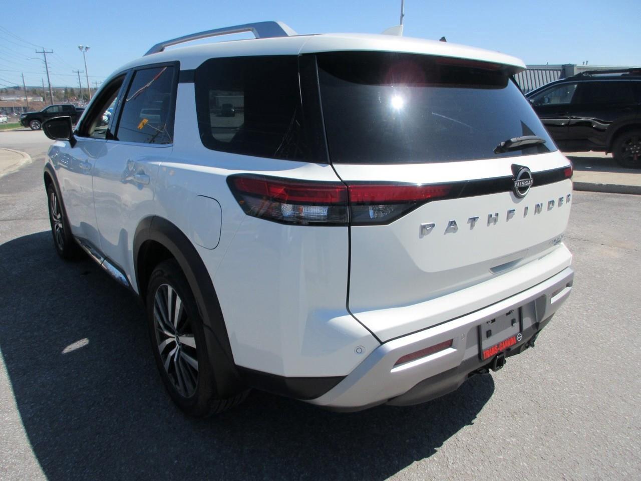 2022 Nissan Pathfinder Platinum Photo2