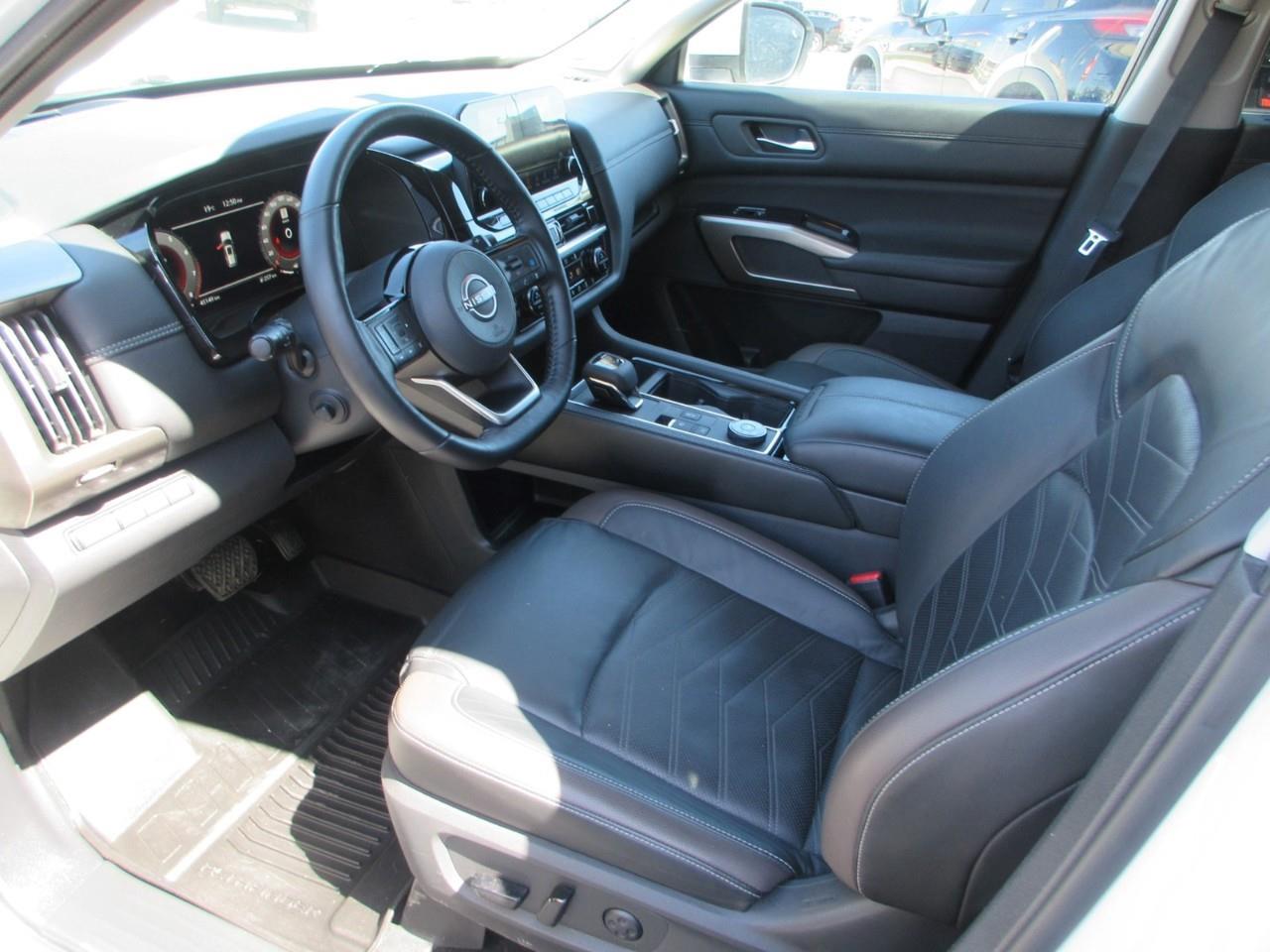 2022 Nissan Pathfinder Platinum Photo