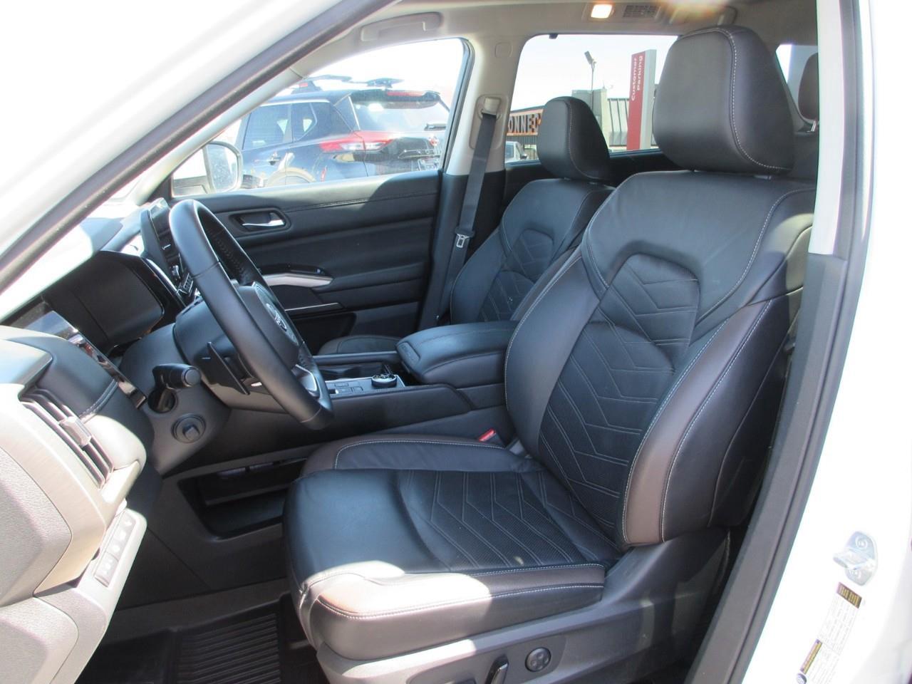 2022 Nissan Pathfinder Platinum Photo