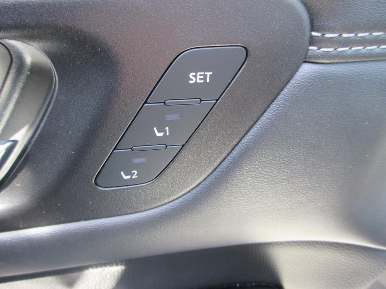 2022 Nissan Pathfinder Platinum Photo