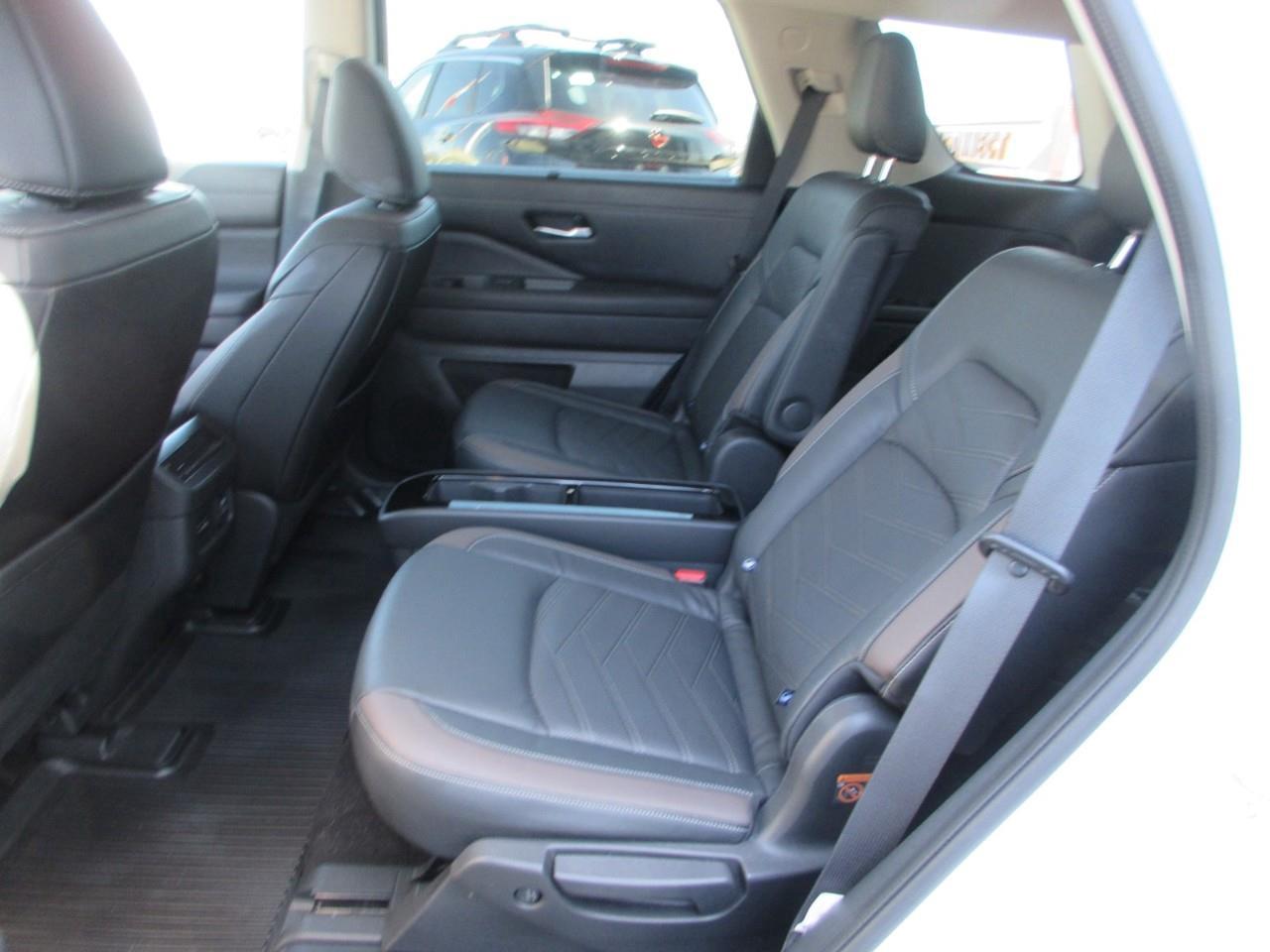 2022 Nissan Pathfinder Platinum Photo