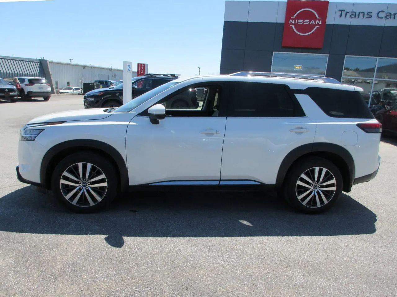 2022 Nissan Pathfinder Platinum Photo