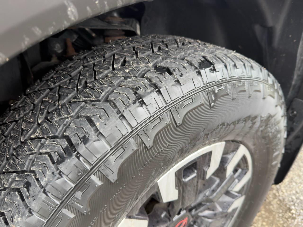 2023 Nissan Frontier PRO-4X 1 OWNER|NO ACCIDENTS|SUPER BLACK|CHARCOAL/LAVA RED CLOTH SEAT TRIM| Photo