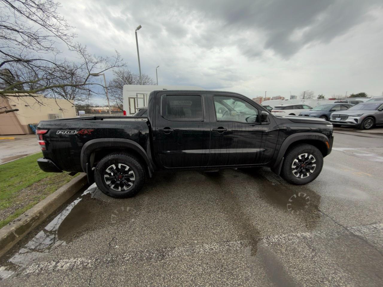 2023 Nissan Frontier PRO-4X 1 OWNER|NO ACCIDENTS|SUPER BLACK|CHARCOAL/LAVA RED CLOTH SEAT TRIM| Photo