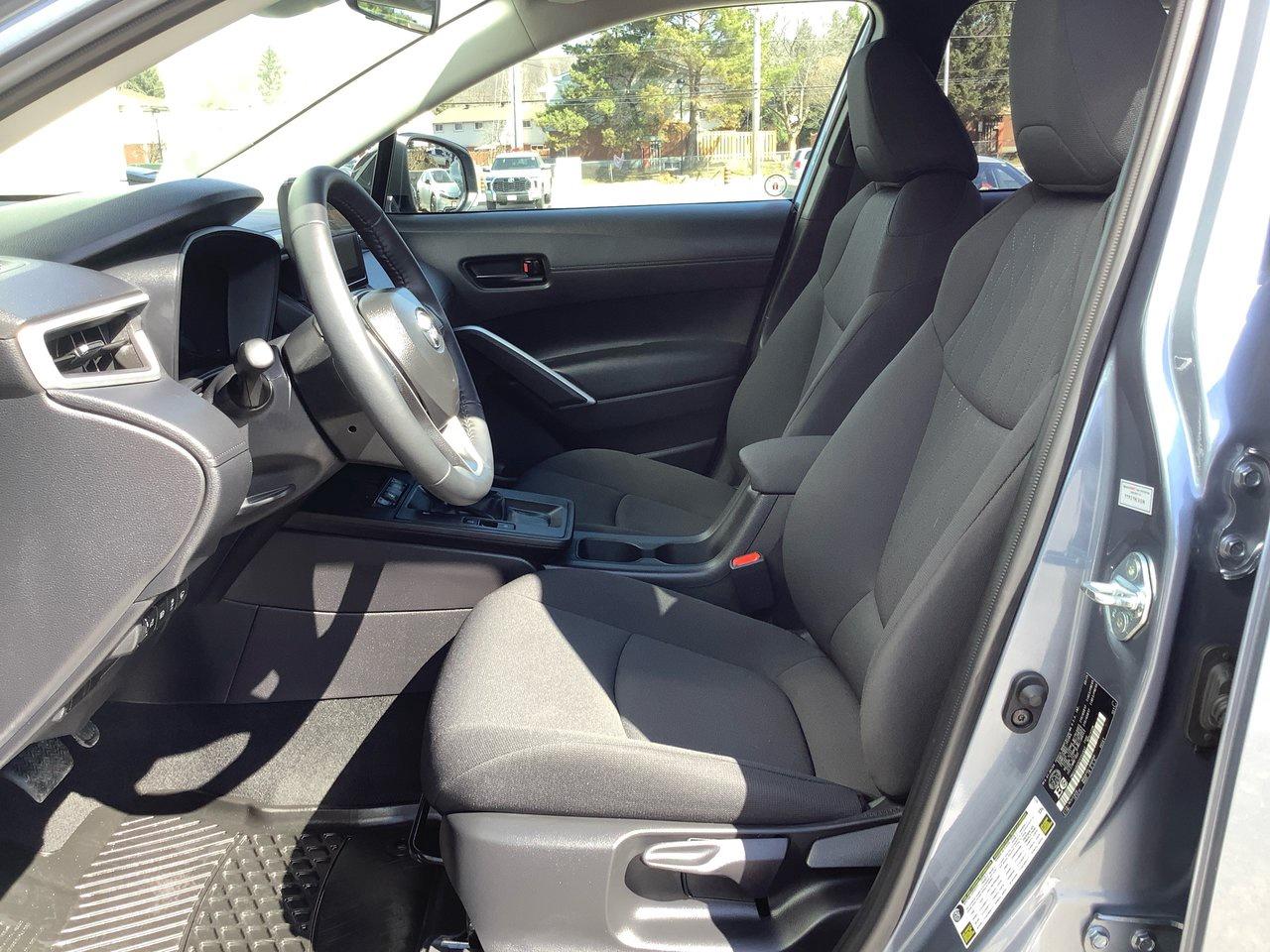 2026 Toyota Corolla Cross LE Photo4