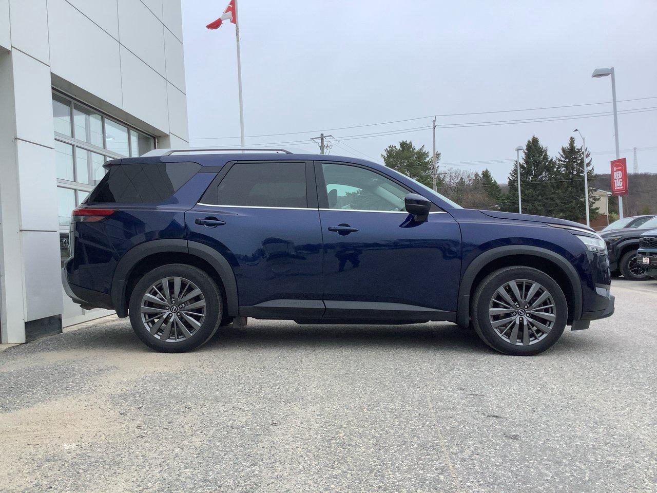 2022 Nissan Pathfinder SL Photo3