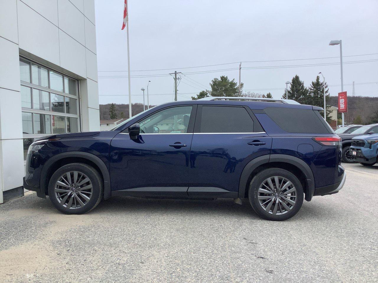 2022 Nissan Pathfinder SL Photo