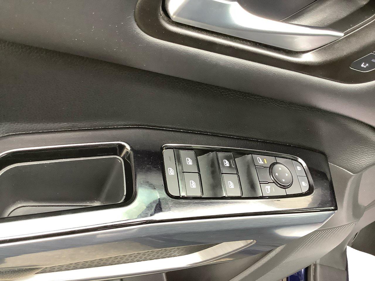 2022 Nissan Pathfinder SL Photo