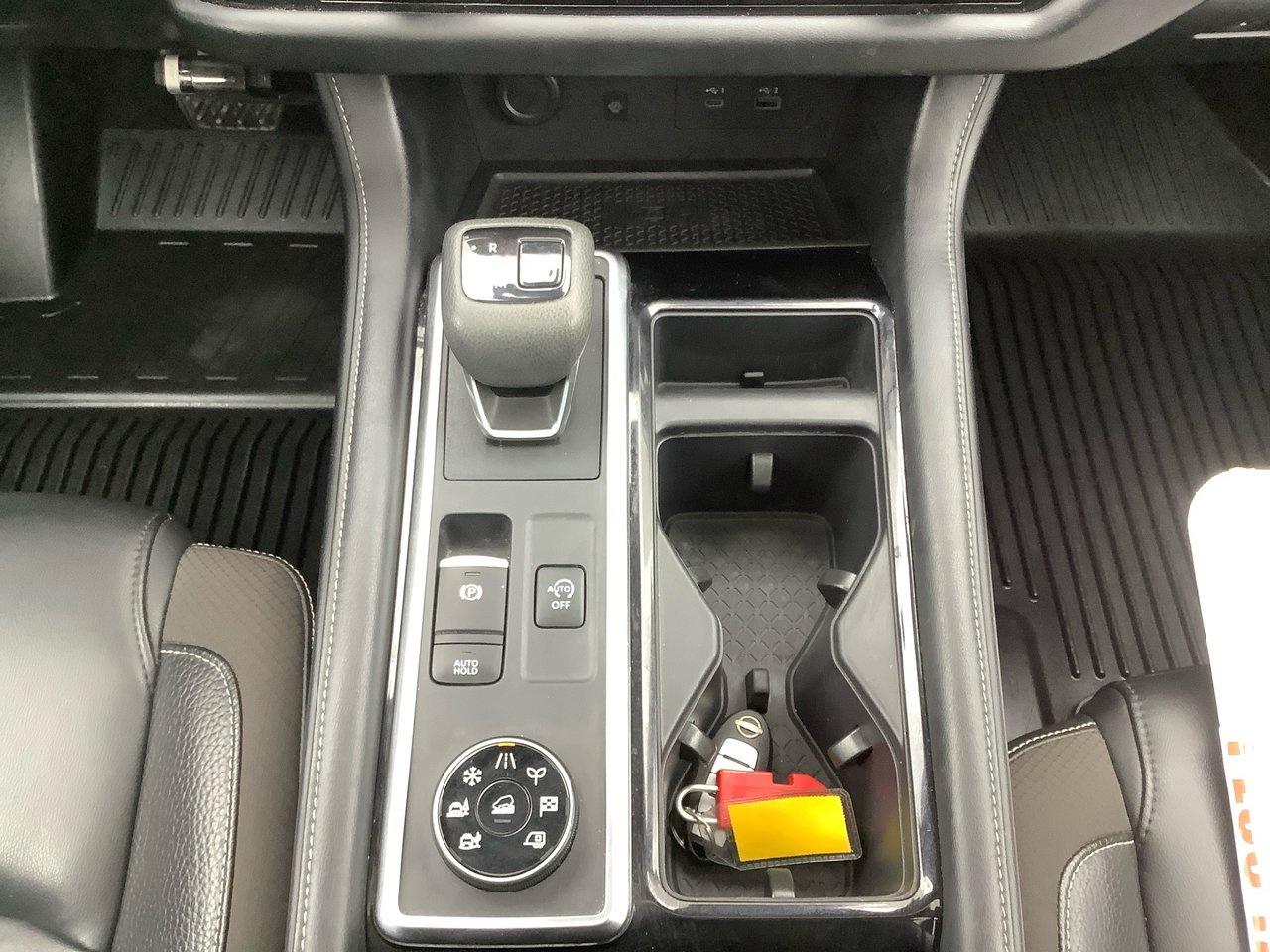 2022 Nissan Pathfinder SL Photo