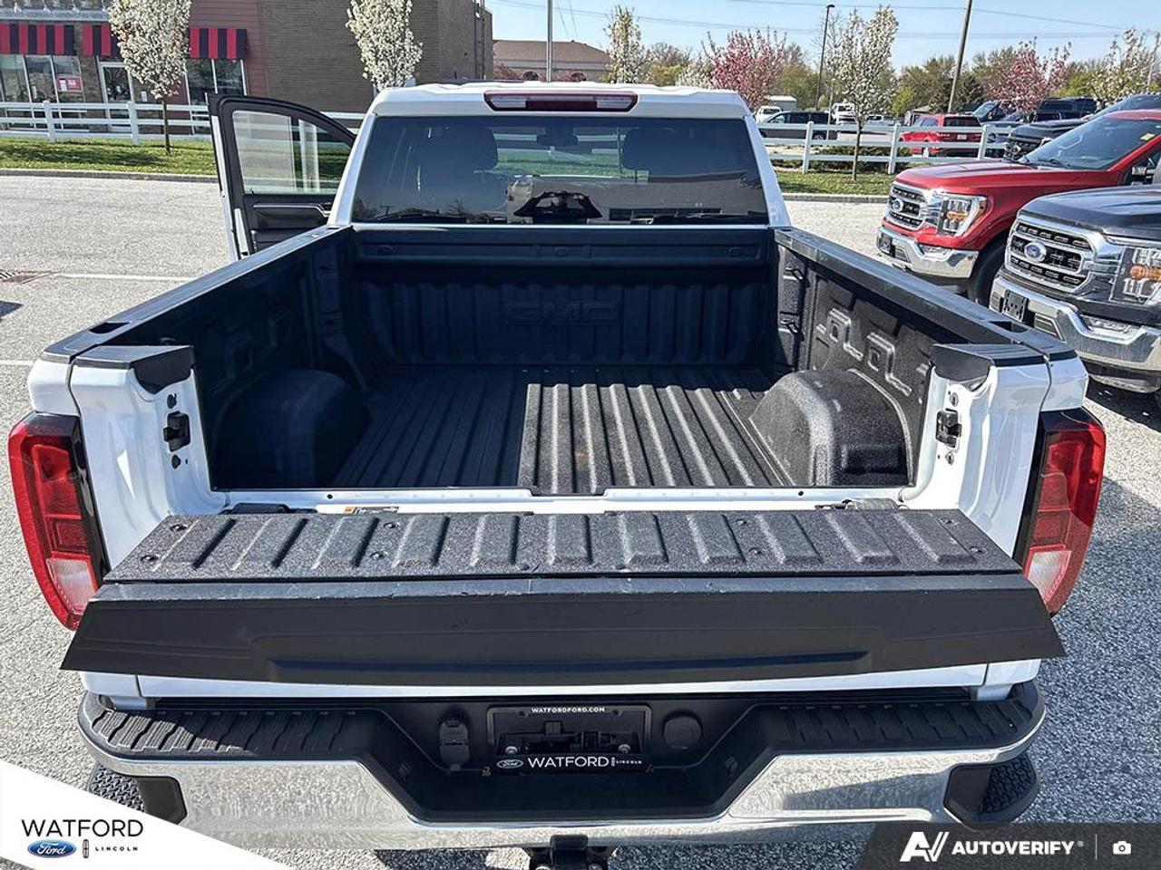 2023 GMC Sierra 1500 4WD Crew Cab 157" SLE Photo