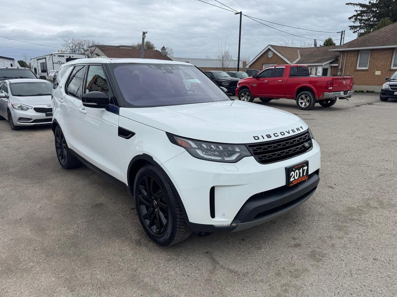 2017 Land Rover Discovery HSE, 7 PASSENGER, WELL SERVICED, LOADED, CERT Photo
