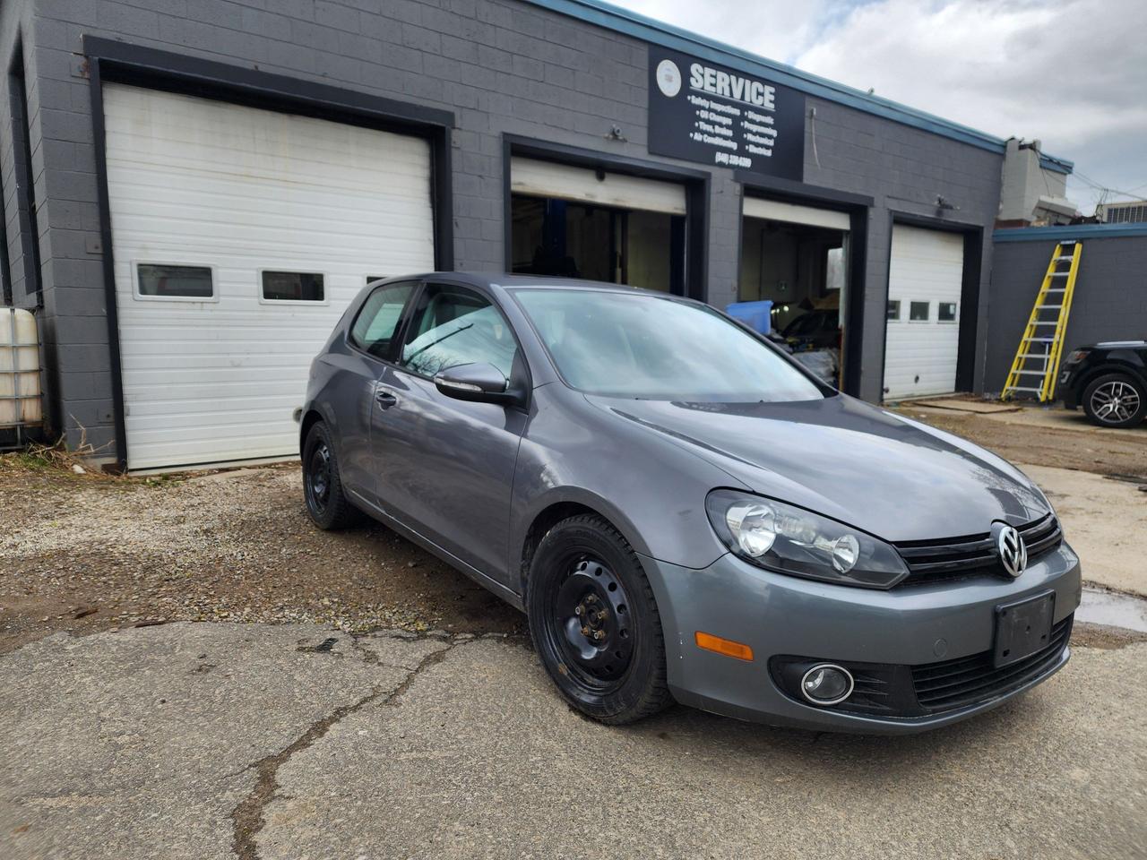 2010 Volkswagen Golf TRENDLINE l One Owner l Manual l Great Condition Photo