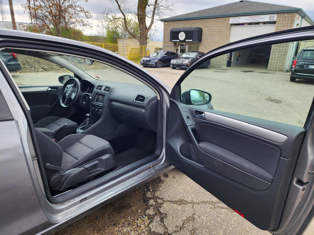 2010 Volkswagen Golf TRENDLINE l One Owner l Manual l Great Condition Photo