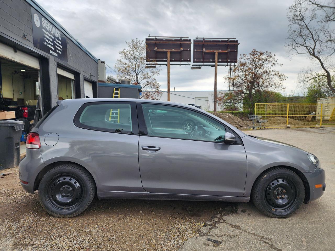 2010 Volkswagen Golf TRENDLINE l One Owner l Manual l Great Condition Photo4