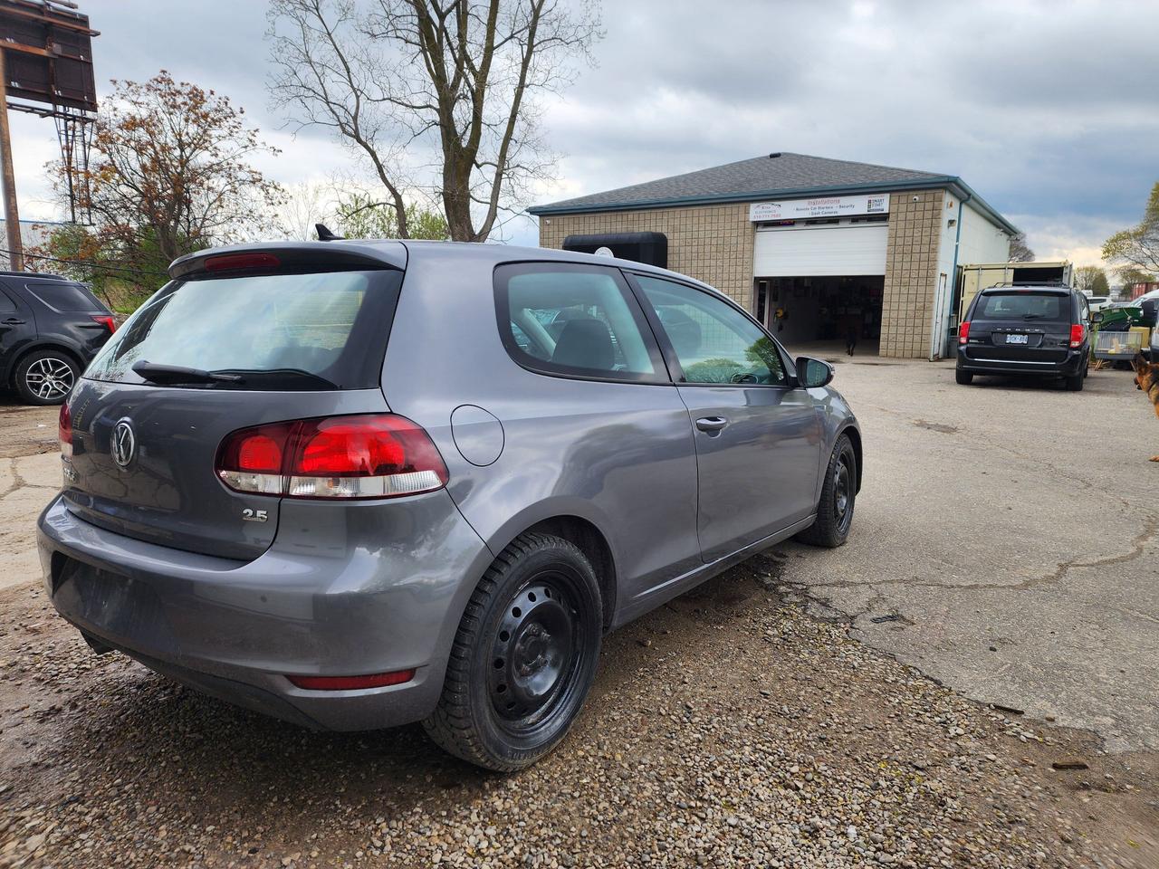 2010 Volkswagen Golf TRENDLINE l One Owner l Manual l Great Condition Photo