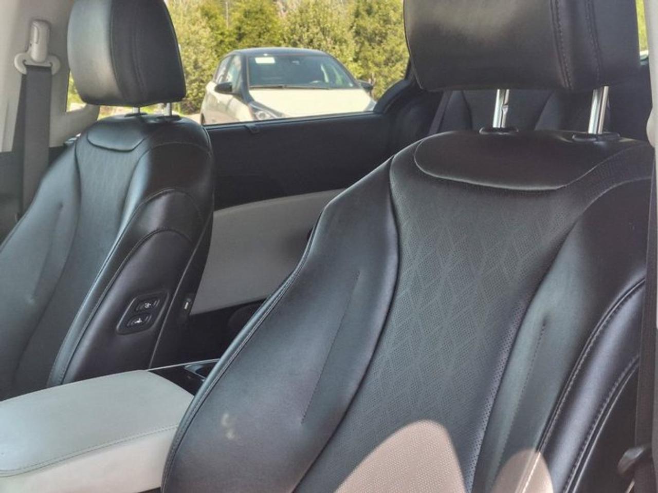 2024 Kia Carnival EX | Leather | Smart Cruise | Heated Wheel + Seats | Power Sliding Doors | CarPlay + Android & More! Photo