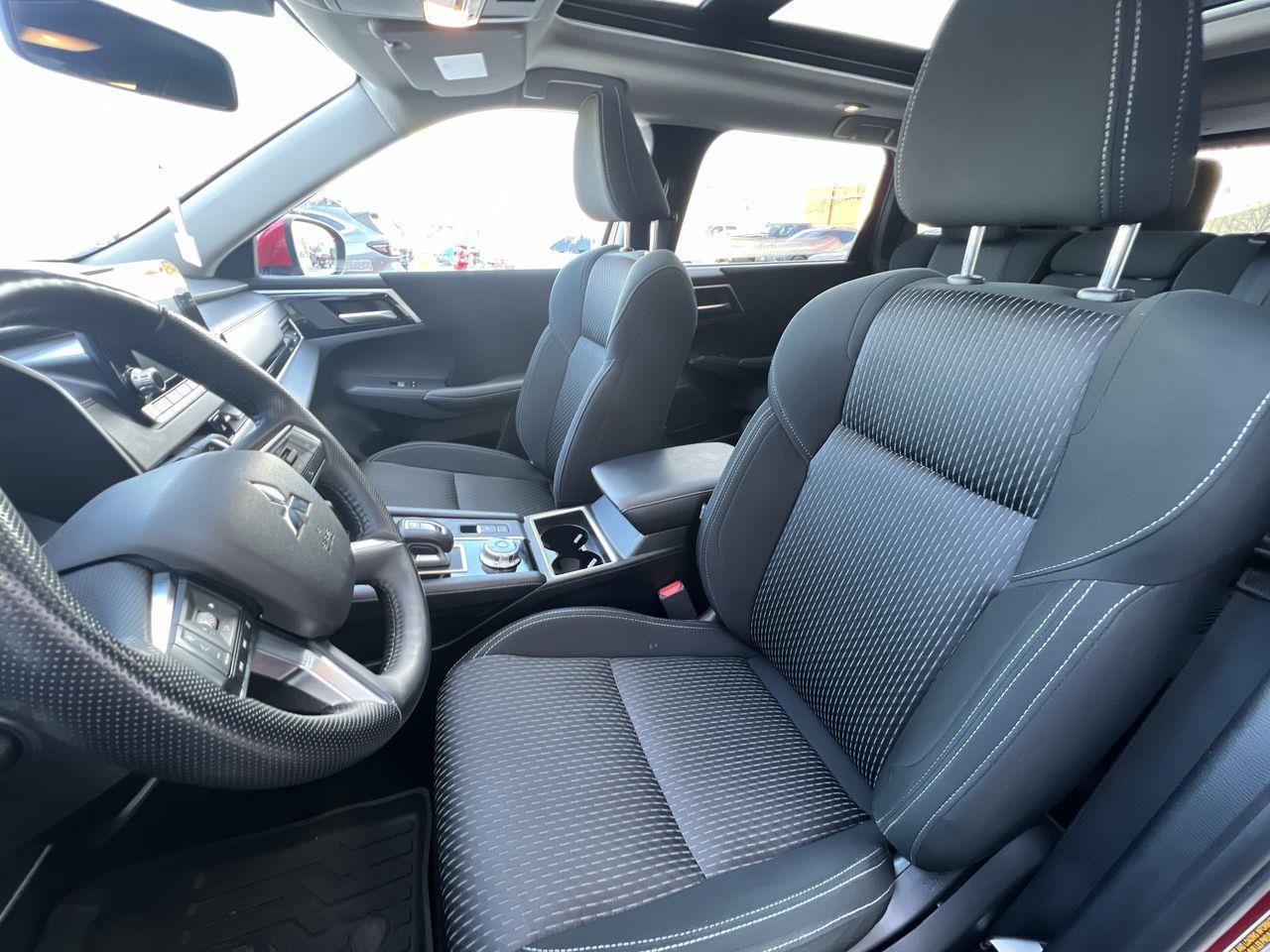 2024 Mitsubishi Outlander 4X4, 7 PASSENGER, MOONROOF, HEATED STEERING WHEEL, HEATED SEATS, BACK UP CAM!! Photo