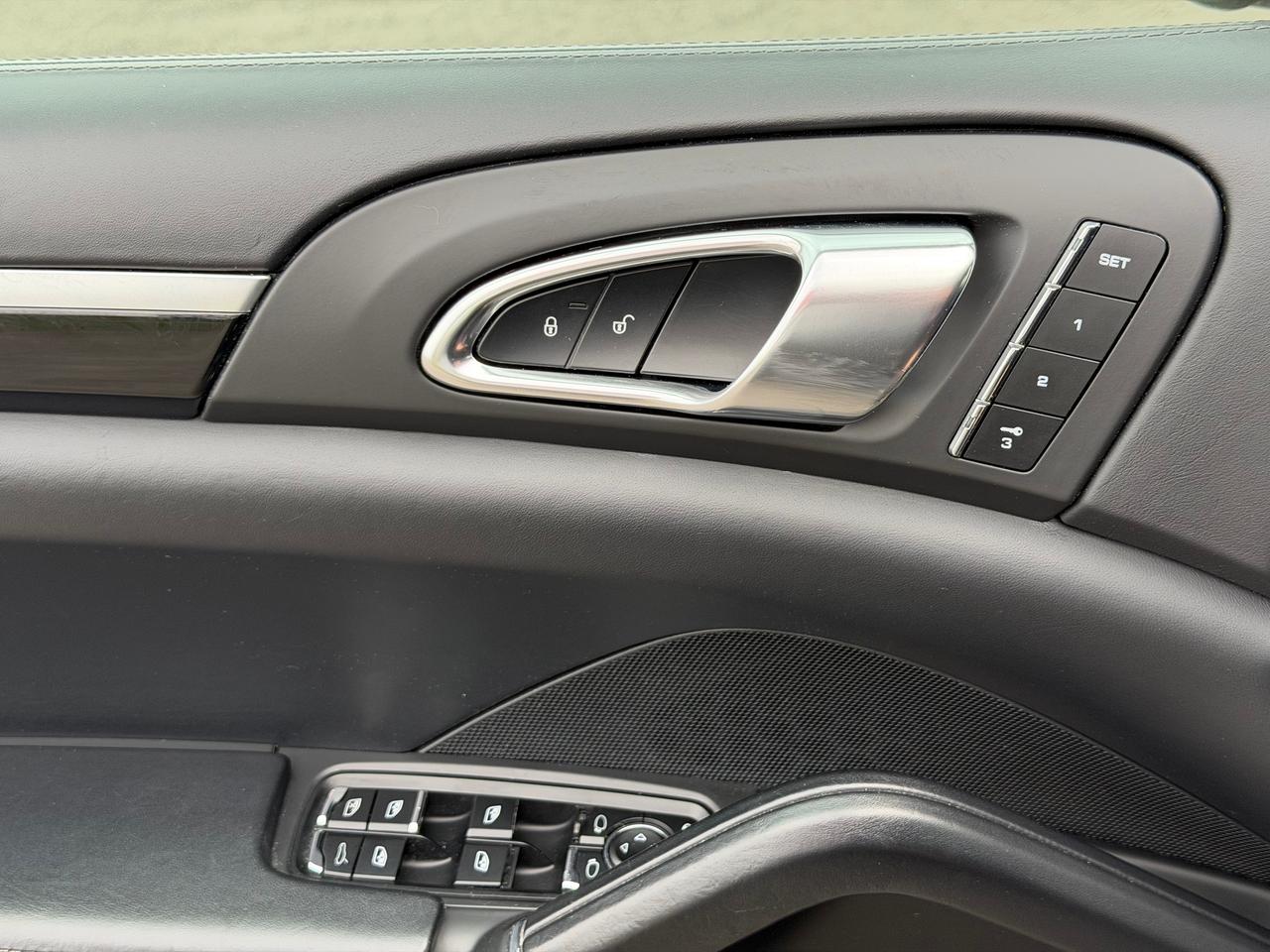 2014 Porsche Cayenne 3.6L V6 **CLEAN CARFAX** Photo