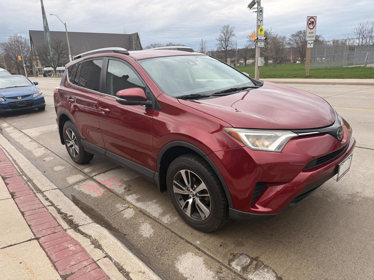 2018 Toyota RAV4 FWD LE Photo4