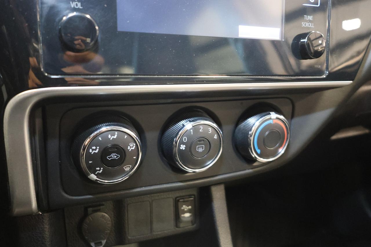 2018 Toyota Corolla - 6SPD MANUAL|BACKUP CAMERA|BLUETOOTH Photo