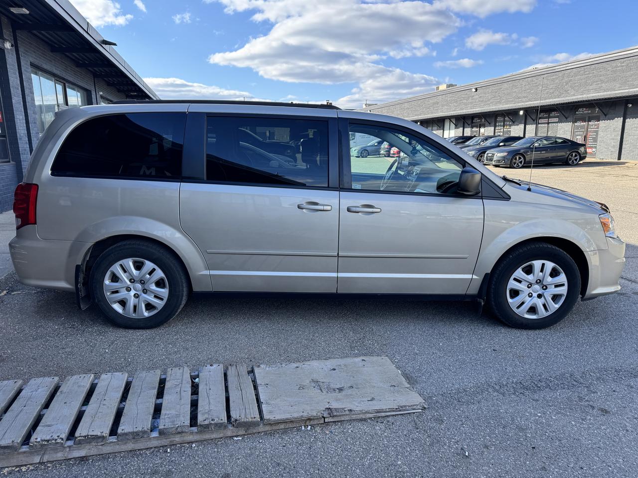 2015 Dodge Grand Caravan SXT Photo3