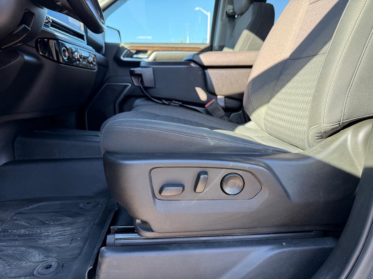 2022 GMC Sierra 1500 SLE Heated Steering and Seats! Photo