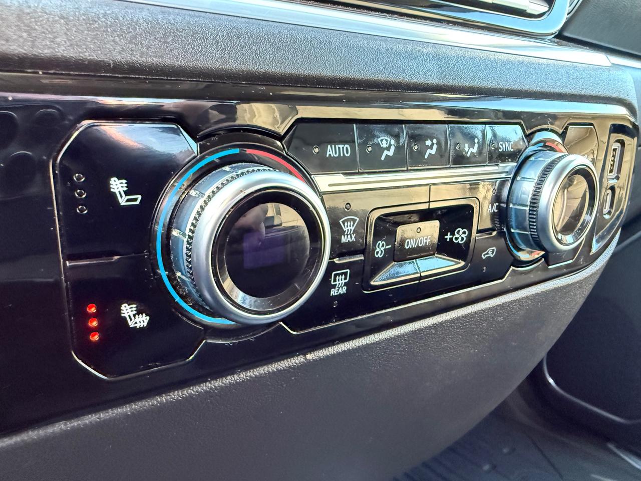 2022 GMC Sierra 1500 SLE Heated Steering and Seats! Photo