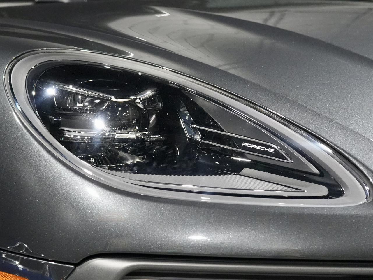 2023 Porsche Macan AWD Photo3