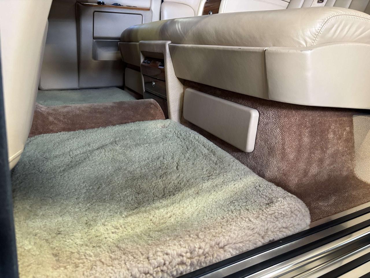 2010 Rolls Royce Phantom V12|RWD|REARSCREENS|POWERDOORS|CREAMLEATHER|WOOD|+ Photo
