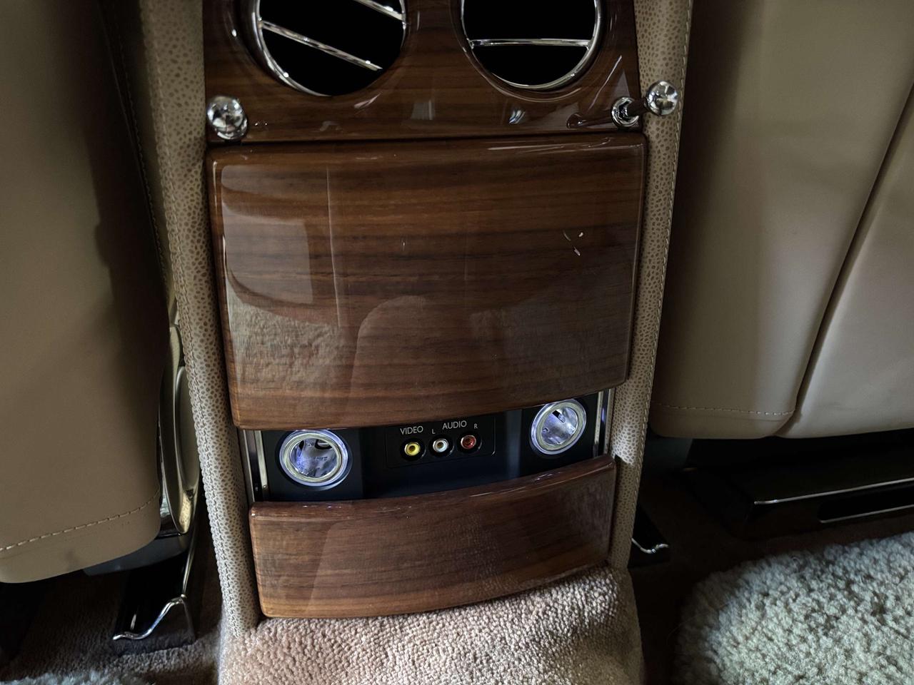2010 Rolls Royce Phantom V12|RWD|REARSCREENS|POWERDOORS|CREAMLEATHER|WOOD|+ Photo