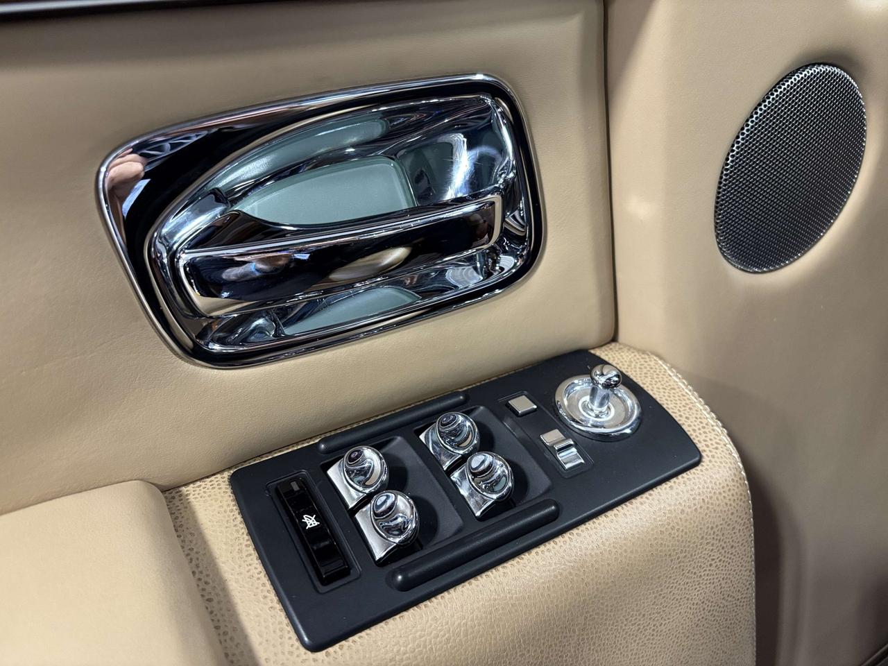 2010 Rolls Royce Phantom V12|RWD|REARSCREENS|POWERDOORS|CREAMLEATHER|WOOD|+ Photo