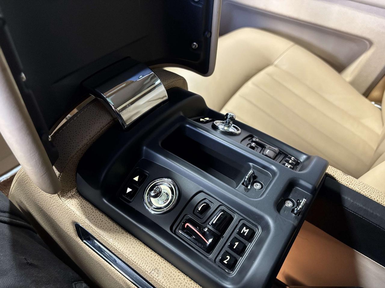 2010 Rolls Royce Phantom V12|RWD|REARSCREENS|POWERDOORS|CREAMLEATHER|WOOD|+ Photo