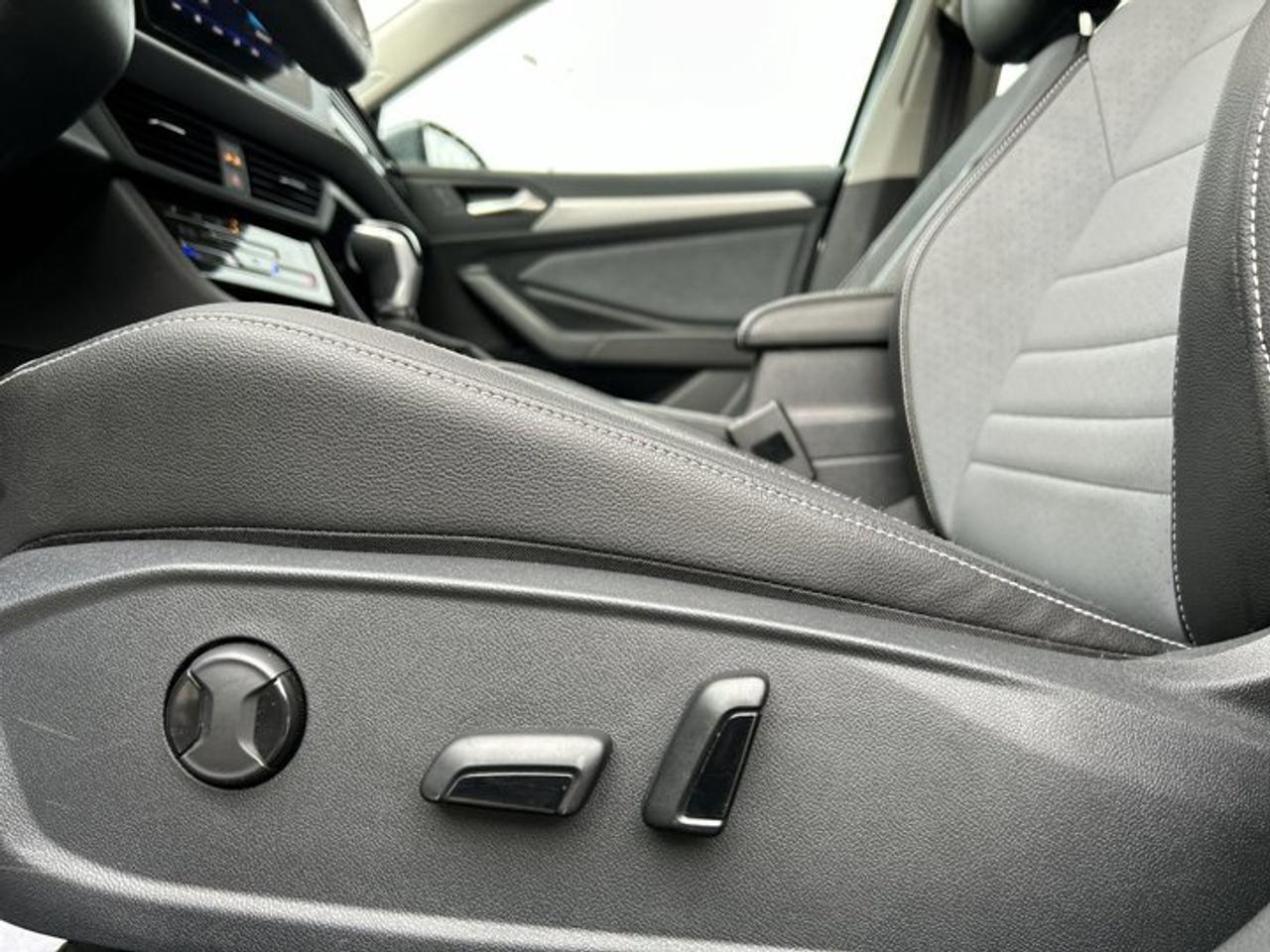 2025 Volkswagen Jetta Comfortline 2WD | No Accidents | Heated Steering Wheel Photo