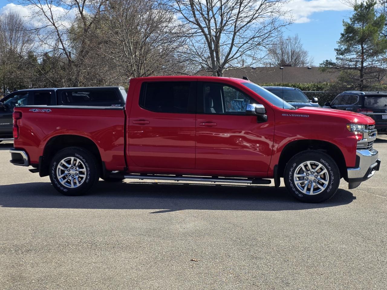 2022 Chevrolet Silverado 1500 LT Crew Cab 4WD Short Box Photo3