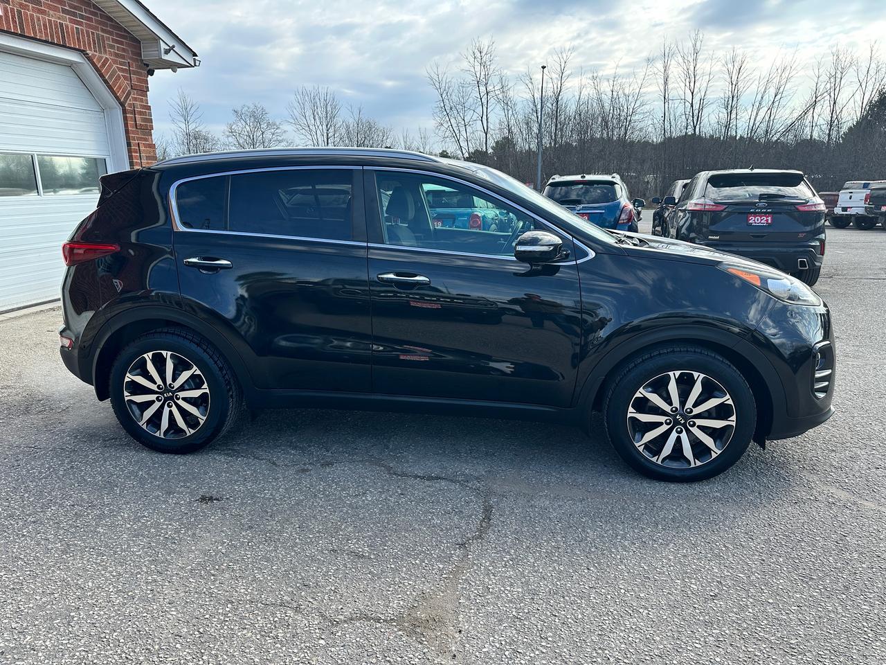 2017 Kia Sportage EX HTD-Cloth Bluetooth FM/XM BackupCam CarPlay A/C Photo