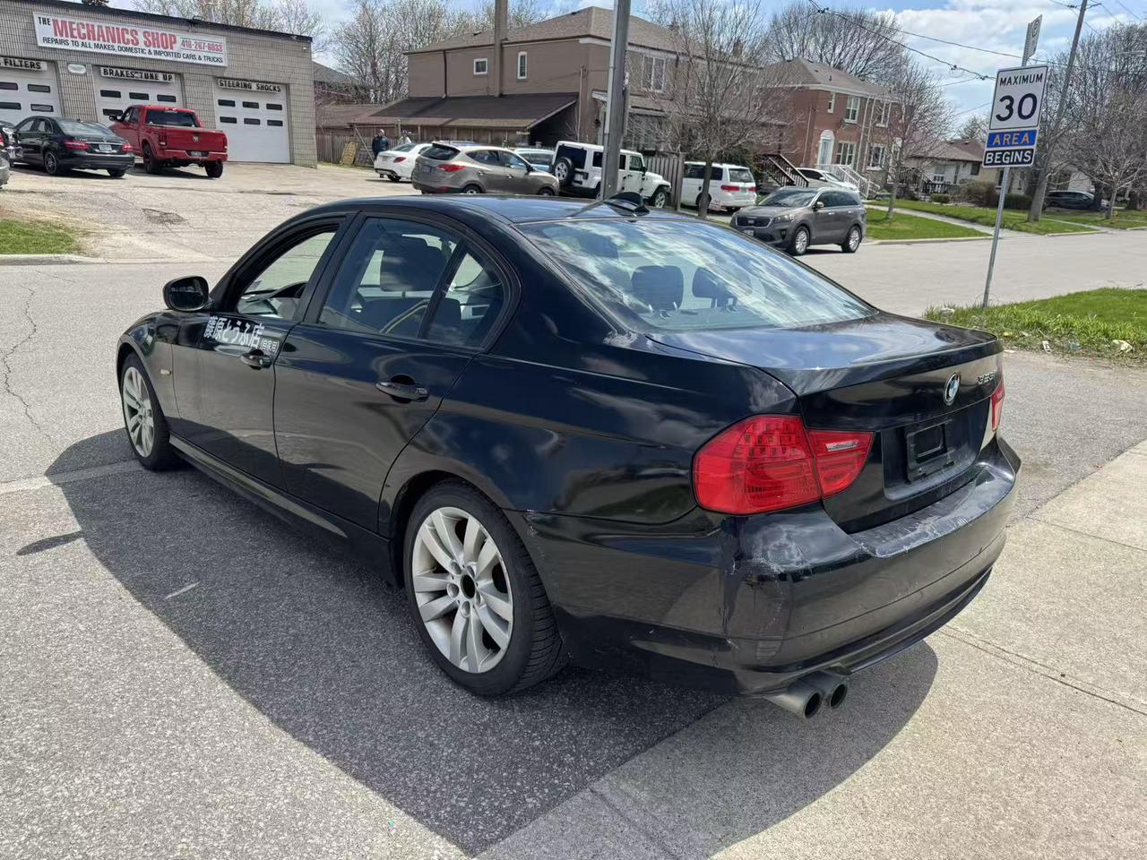 2011 BMW 3 Series 4dr Sdn 323i RWD Photo4