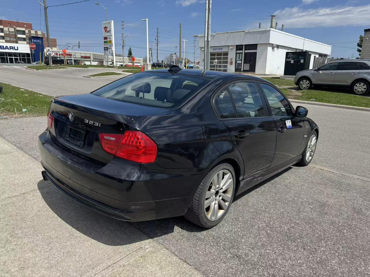 2011 BMW 3 Series 4dr Sdn 323i RWD Photo3
