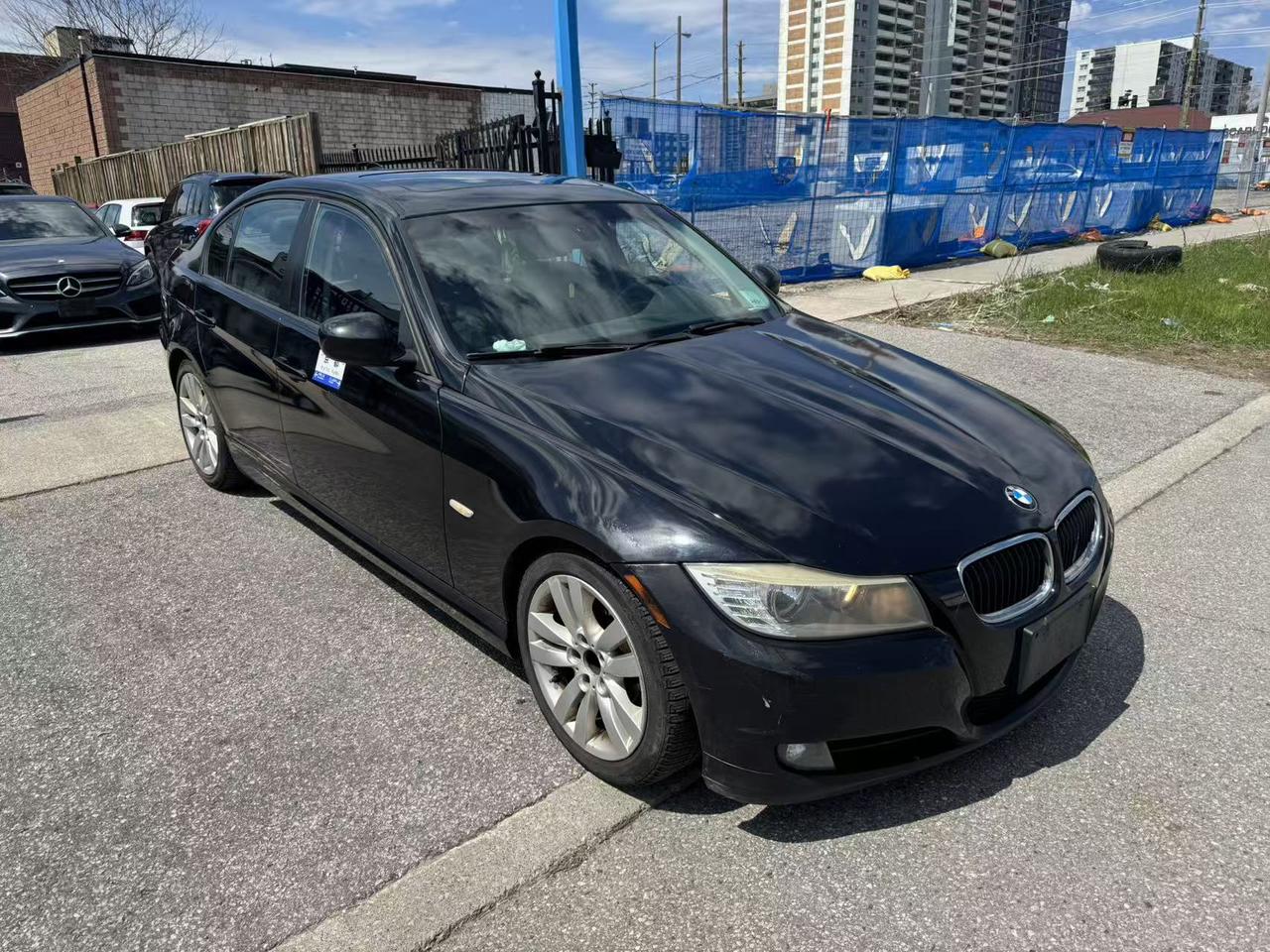 2011 BMW 3 Series 4dr Sdn 323i RWD Photo2