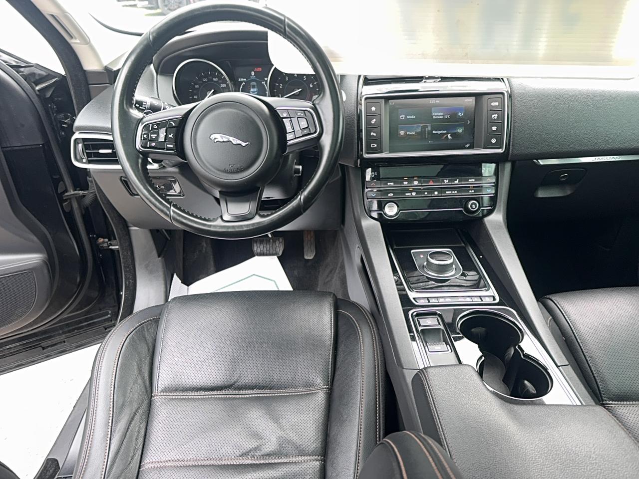 2017 Jaguar F-PACE 35t Prestige Photo