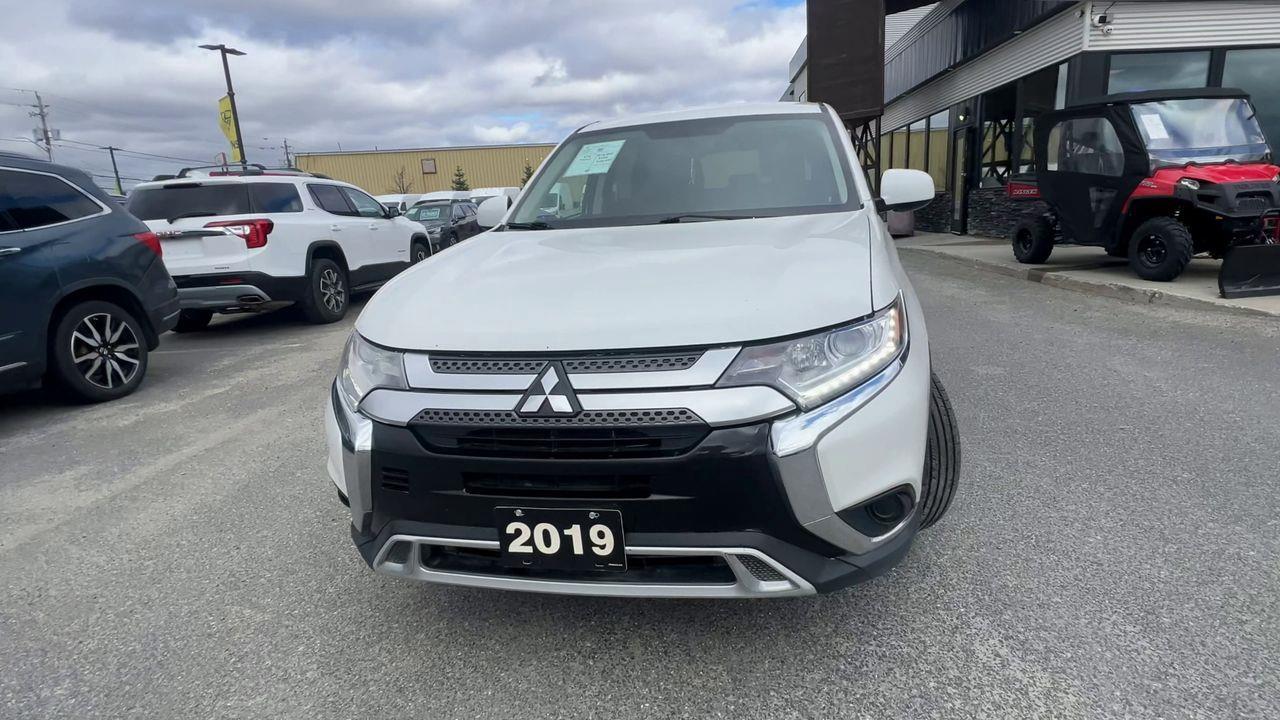 2019 Mitsubishi Outlander ES 4X4, HEATED FRONT SEATS, BACK UP CAM!! Photo2