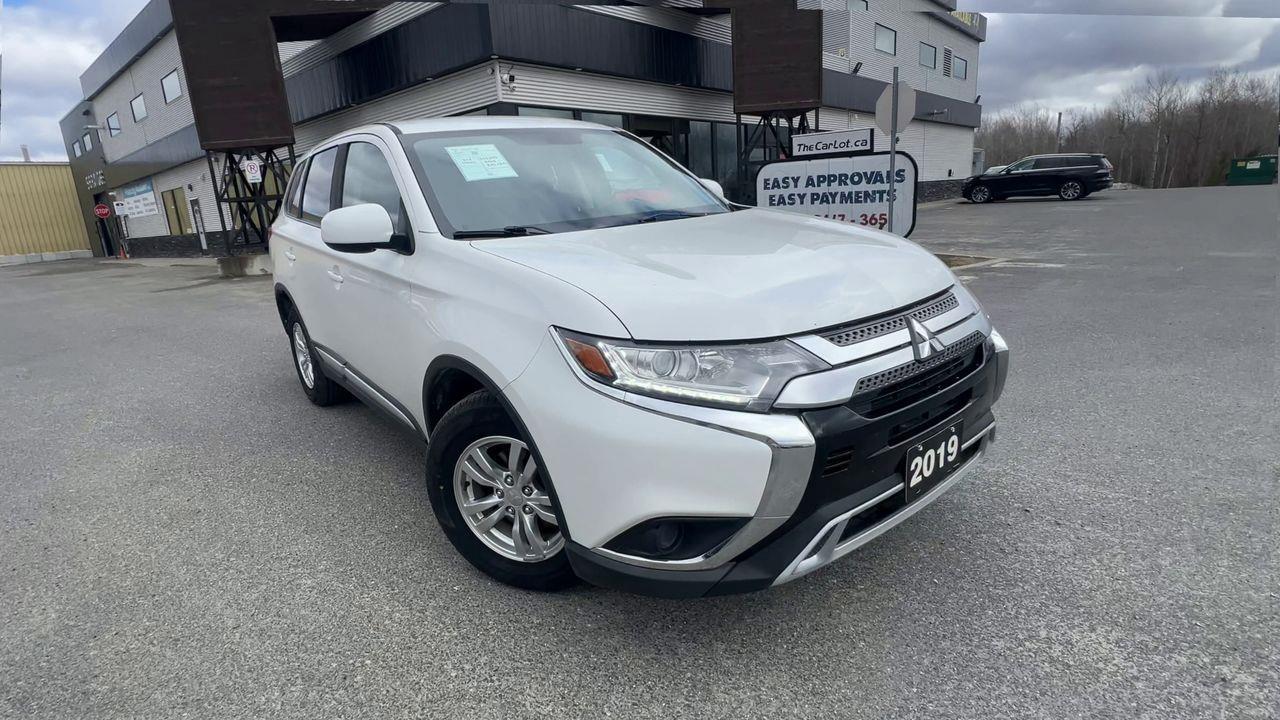 2019 Mitsubishi Outlander ES 4X4, HEATED FRONT SEATS, BACK UP CAM!! Photo