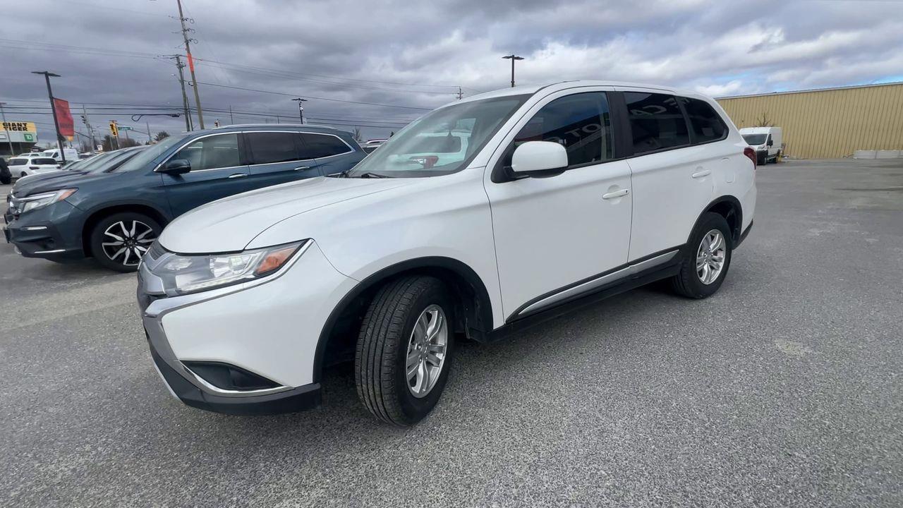 2019 Mitsubishi Outlander ES 4X4, HEATED FRONT SEATS, BACK UP CAM!! Photo