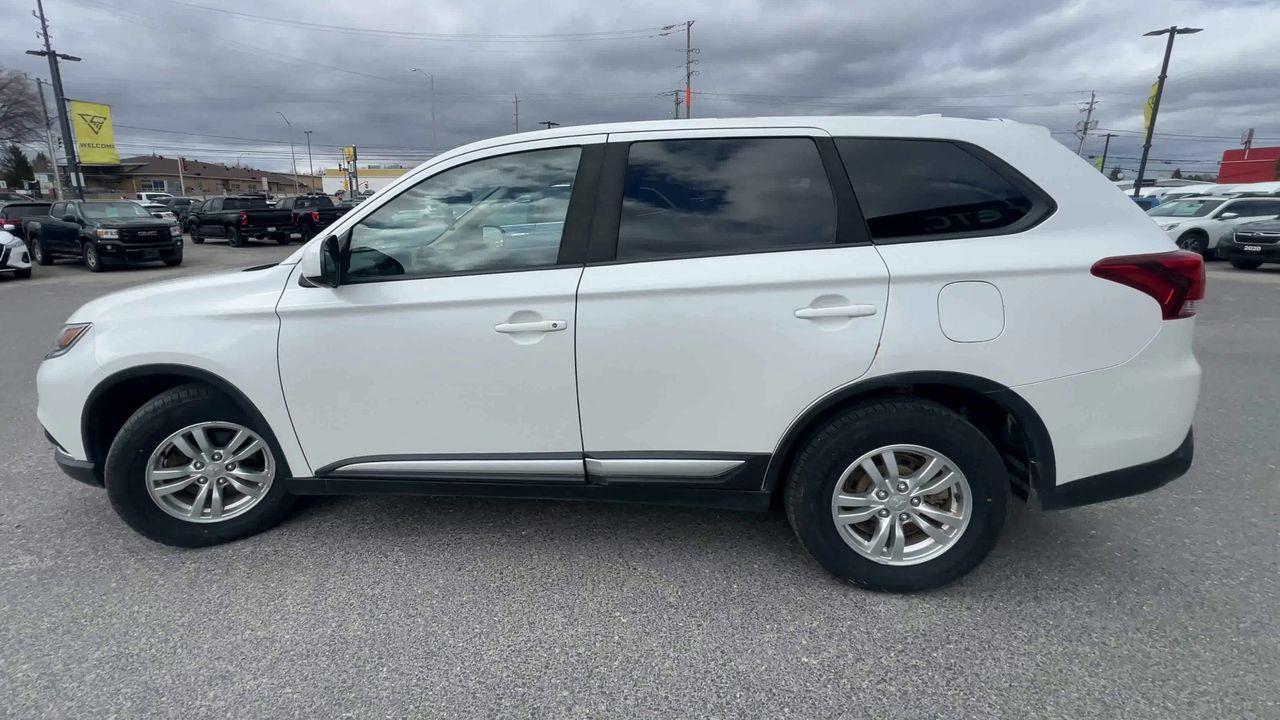 2019 Mitsubishi Outlander ES 4X4, HEATED FRONT SEATS, BACK UP CAM!! Photo4